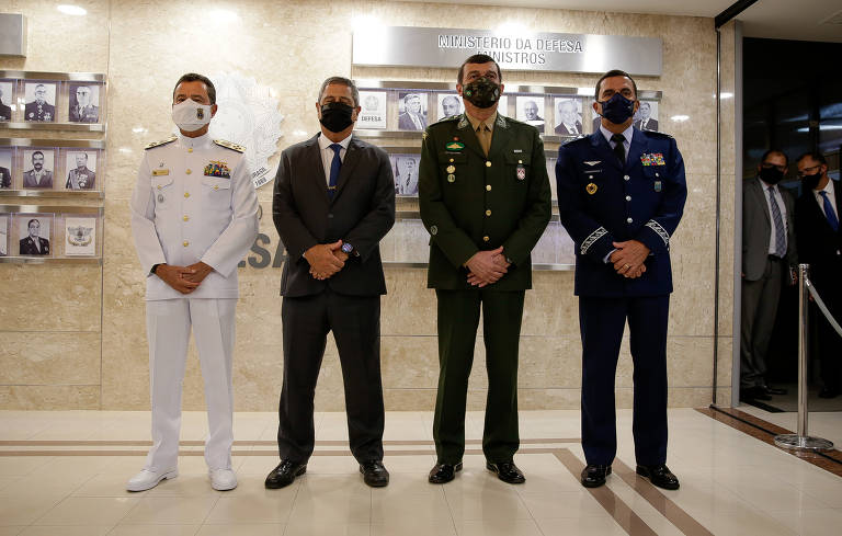 Braga Netto apresenta os comandantes das Forças Armadas no Ministério da Defesa, em 2021: o comandante do Exército General Paulo Sérgio, o comandate da Marinha Almirante Almir Garnier e o comandante da Aeronáutica  Brigadeiro Carlos de Almeida Baptista Junior