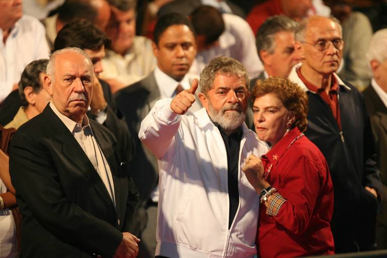 O presidente da República e candidato à reeleição Luiz Inácio Lula da Silva com a primeira-dama Marisa Letícia e o vice-presidente José Alencar (à dir.) durante o último comício do 1º turno da eleição de 2006, em São Bernardo do Campo (SP).