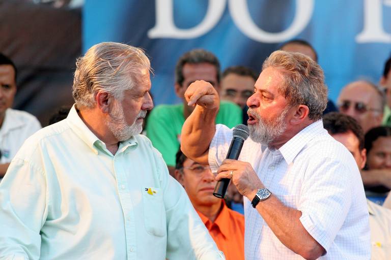 O ex-ministro das Relações Institucionais, Jaques Wagner (PT) , que disputa o governo da Bahia, e o presidente Luiz Inácio Lula da Silva, candidato à reeleição pelo PT, durante comício no primeiro turno das eleições de 2006, em Feira de Santana, na Bahia.