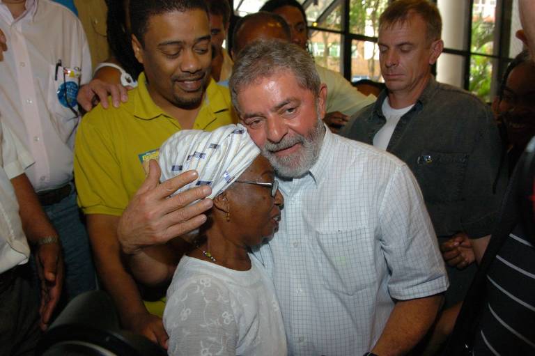 Presidente e candidato à reeleição presidencial em 2006, Lula abraça representante do movimento negro da Bahia, em Salvador (BA).