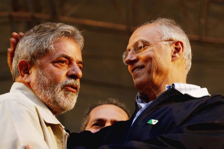 Lula, candidato a reeleição em 2006 e Eduardo Suplicy participam de campanha dos candidatos do Partido dos Trabalhadores na zona sul de São Paulo, no bairro de Campo Limpo
