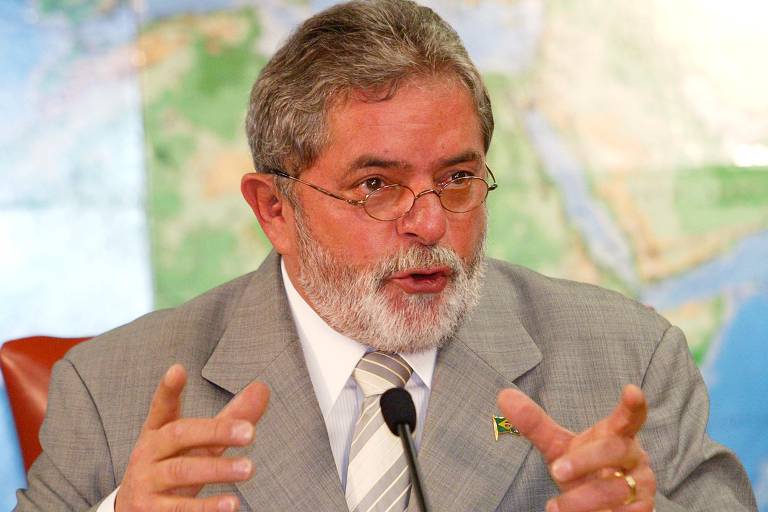 O presidente Luiz Inácio Lula da Silva durante entrevista coletiva a emissoras de rádio, no Palácio do Planalto, em Brasília (DF). Ele afirmou publicamente, pela primeira vez, que competirá nas eleições presidenciais de 2006.