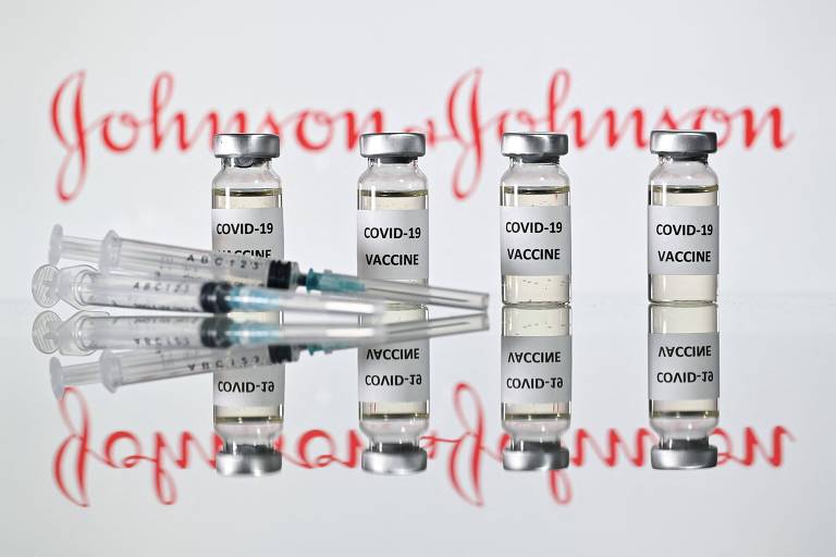 Frascos e seringas de vacinas da Johnson & Johnson