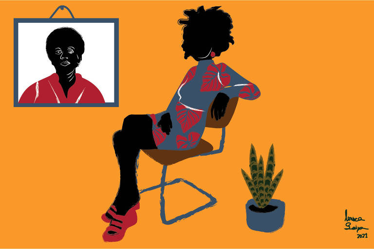 mulher negra sentada em cadeira observa quadro que estampa outra mulher negra