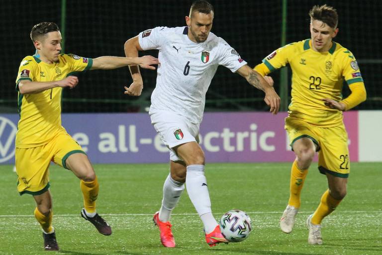 Rafael Toloi em ação pela seleção italiana contra Lituânia, nas eliminatórias para a Copa