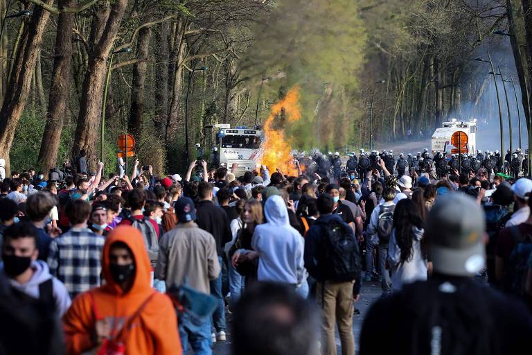 Festa falsa atrai milhares e termina em conflito em parque de Bruxelas