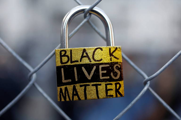 Cadeado com os dizeres "Vidas Negras Importam"