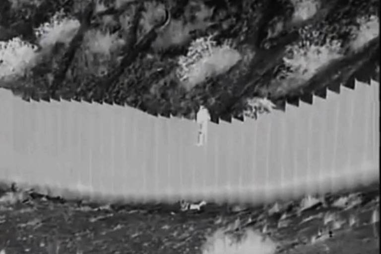 Imagem de câmera de segurança mostra criança sendo jogada de cima de muro na fronteira dos EUA