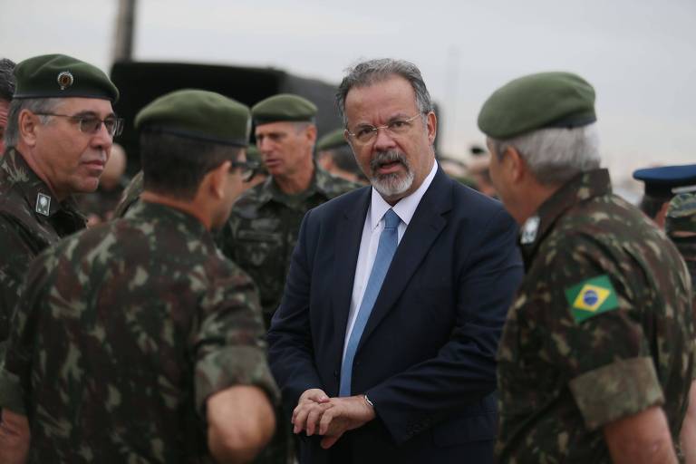 Jungmann, então ministro da Defesa, conversa com militares do Exército no embarque do último contingente brasileiro que serviu na missão da paz da ONU no Haiti
