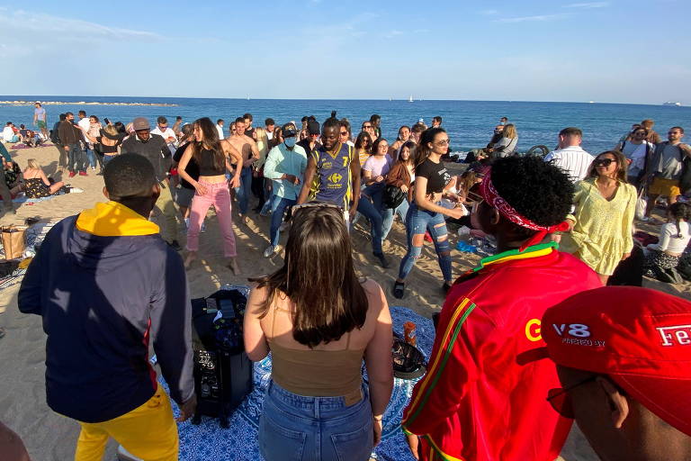 Festa irregular em praia de Barcelona 