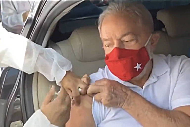 Ex-presidente Lula toma segunda dose de vacina contra a Covid-19 em São Bernardo do Campo