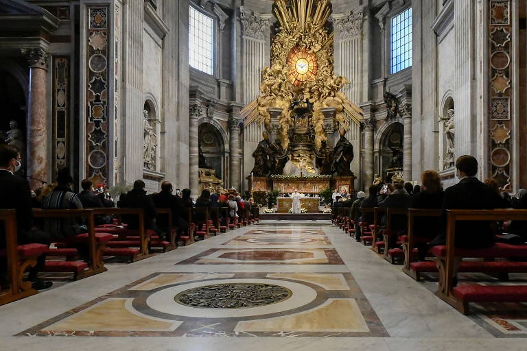 Papa celebra missa de Páscoa para basílica esvaziada pelo segundo ano seguido