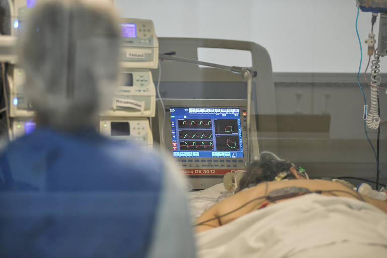 Paciente em tratamento na UTI do Hospital Emílio Ribas, em São Paulo (SP)
