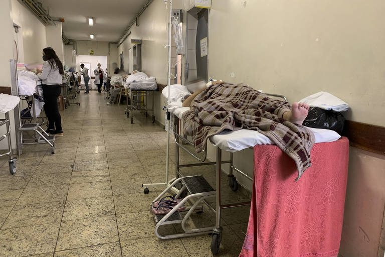 Corredor do Hospital São Paulo onde houve falta de medicamentos e estrutura, em São Paulo (SP)