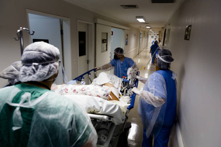 Profissionais da Saúde levam paciente com Covid para UTI do Hospital da Santa Casa de Misericórdia de Araraquara (SP)
