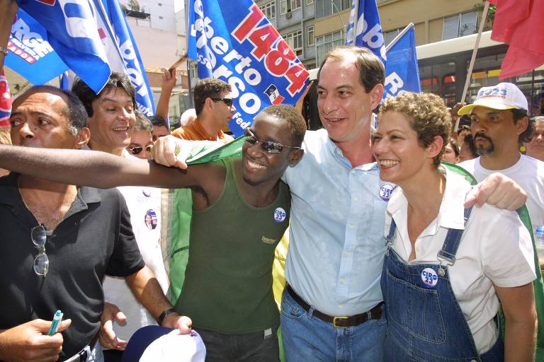 O candidato do PPS à Presidência, Ciro Gomes, ao lado de sua mulher, Patrícia Pillar, abraça simpatizante durante caminhada na avenida Nossa Senhora de Copacabana (zona sul do RJ), na véspera do primeiro turno das eleições de 2002.