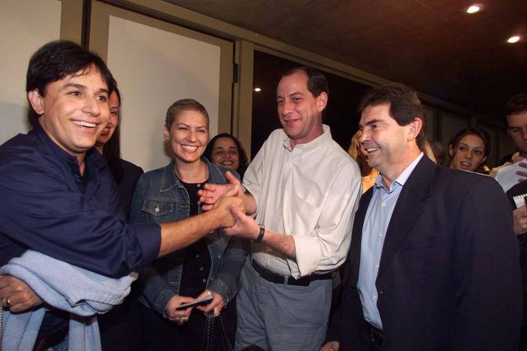 O candidato do PPS à Presidência na eleições de 2002, Ciro Gomes, ao lado de seu vice, Paulinho (dir.), brinca com o comediante Tom Cavalcante durante evento no hotel Maksoud Plaza, em SP.