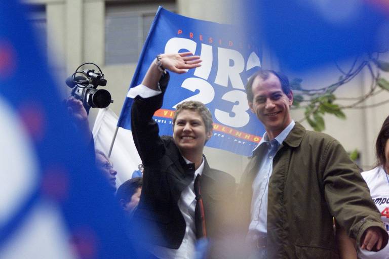 Eleições Presidenciais 2002: o candidato do PPS à Presidência Ciro Gomes e sua esposa, a atriz Patrícia Pillar, durante a caminhada da Associação das Mulheres Trabalhistas de SP.