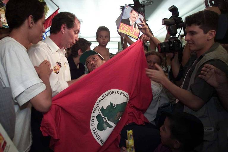 Militante do MST (Movimento dos Trabalhadores Rurais Sem Terra) durante ato de campanha do candidato da Frente Trabalhista (PPS-PTB-PDT) à Presidência da República, Ciro Gomes, em Goiânia (GO), no ano de 2002.
