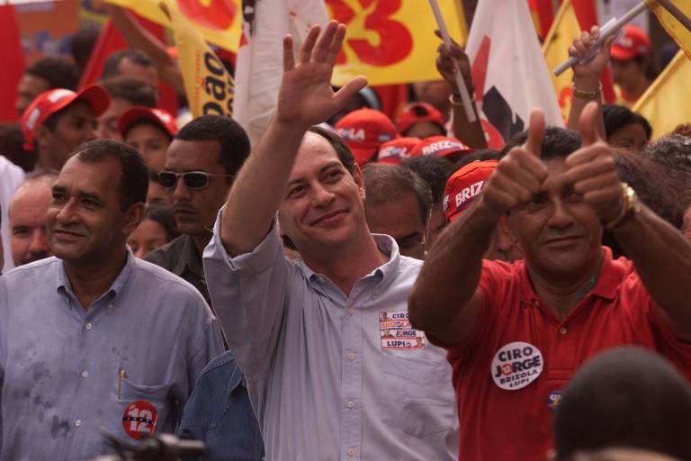 Ciro Gomes (PPS), candidato à Presidência em 2002, faz campanha em Duque de Caxias, acompanhado por José Camilo dos Santos, o Zito de Caxias, o então prefeito da cidade, e Jorge Roberto Silveira (PDT) (à esq.), candidato ao governo do Estado do Rio de Janeiro.