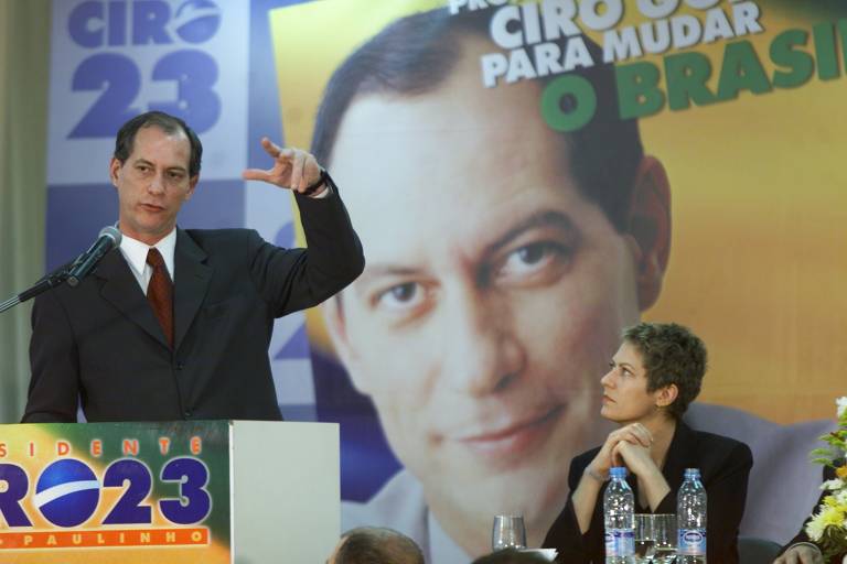 O candidato da Frente Trabalhista (PPS-PTB-PDT) à Presidência da República em 2002, Ciro Gomes, observado por sua mulher, a atriz Patrícia Pillar, discursa durante o lançamento do seu programa de governo, no Anhembi, em São Paulo (SP).