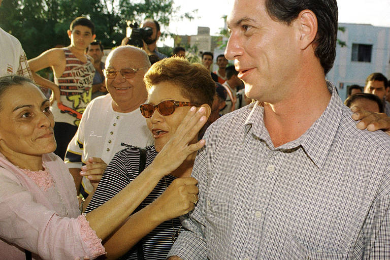 O candidato do PPS à Presidência em 1998, Ciro Gomes, é cumprimentado por eleitores ao chegar à Câmara Municipal da cidade de Sobral (CE).