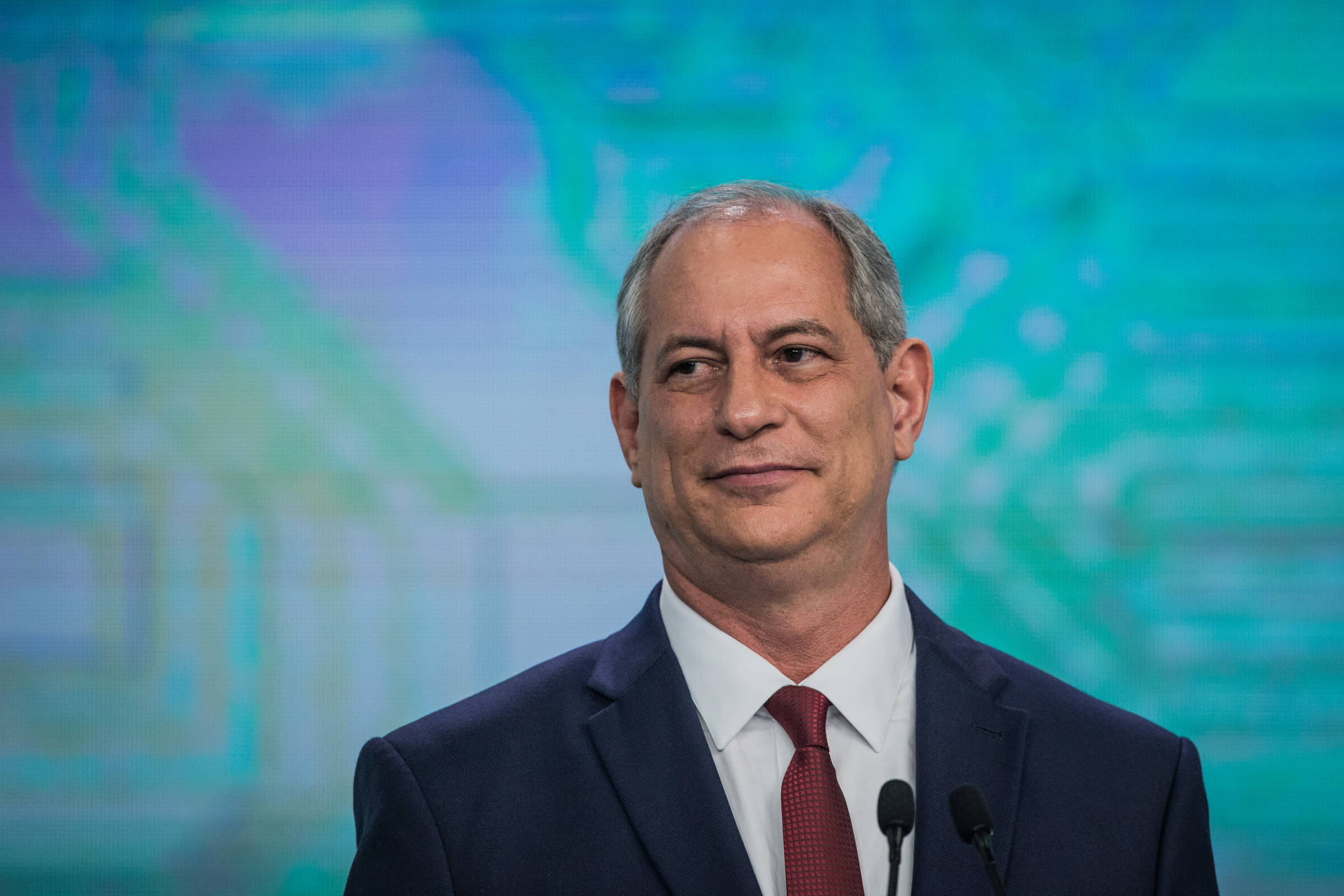 Adesiva o com slogan de Ciro Gomes levanta discuss o sobre