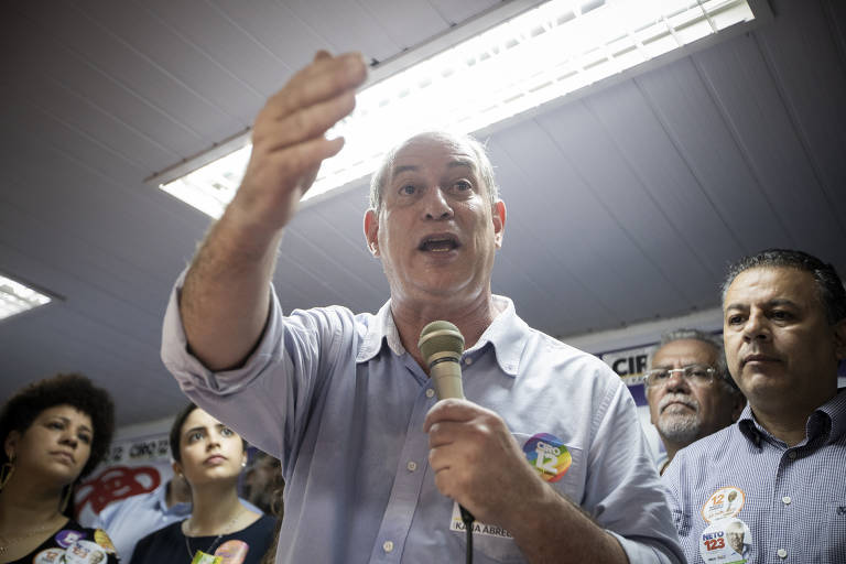 Ao lado da namorada Gisele Bezarra e do presidente do PDT Carlos Luppi, o candidato à Presidência em 2018 Ciro Gomes fala aos militantes, no diretorio regional do partido, em São Paulo.
