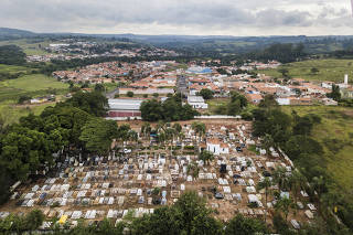 Vista desde o cemiterio com vista para a  cidade  de  Corumbatai (cerca de 200 km de distancia para Sao Paulo) de 4.000 habitantes  para dimensionar 4.000 vidas  perdidas no Brasil  por dia para a Covid.