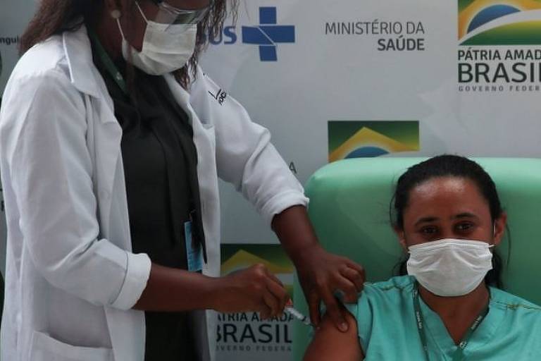 Mulher é vacinada no Brasil