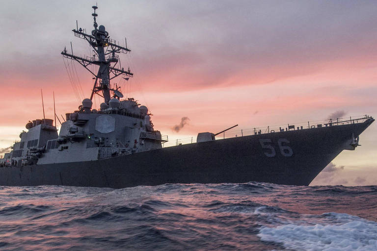 O destróier USS John S. McCain, que passou pelo estreito de Taiwan nesta quarta (7), no mar do Sul da China