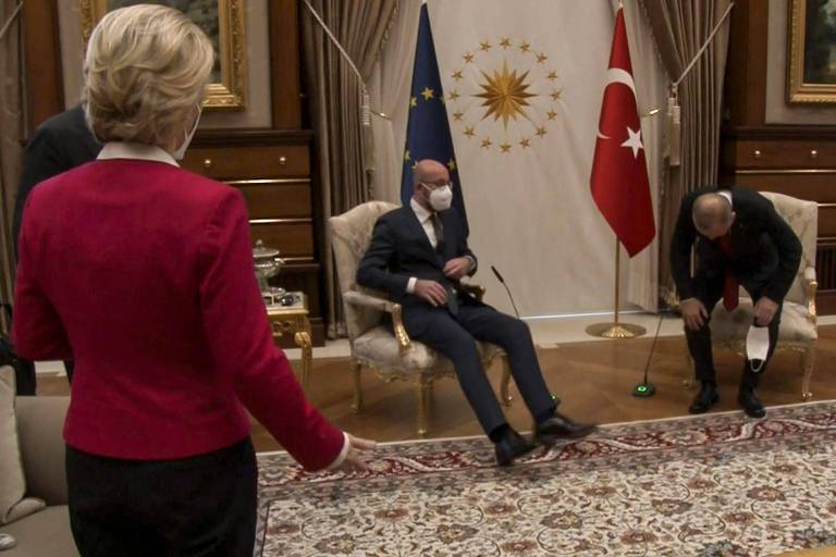 Presidente turco esnoba líder europeia e cria saia-justa diplomática