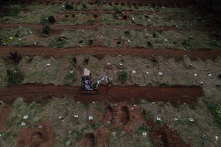 Abertura de valas no cemitério de Vila Formosa