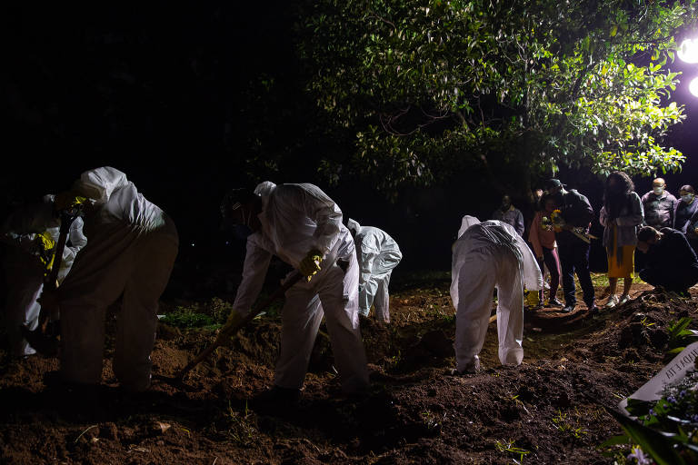Corpos são enterrados à noite em cemitério da zona leste de SP