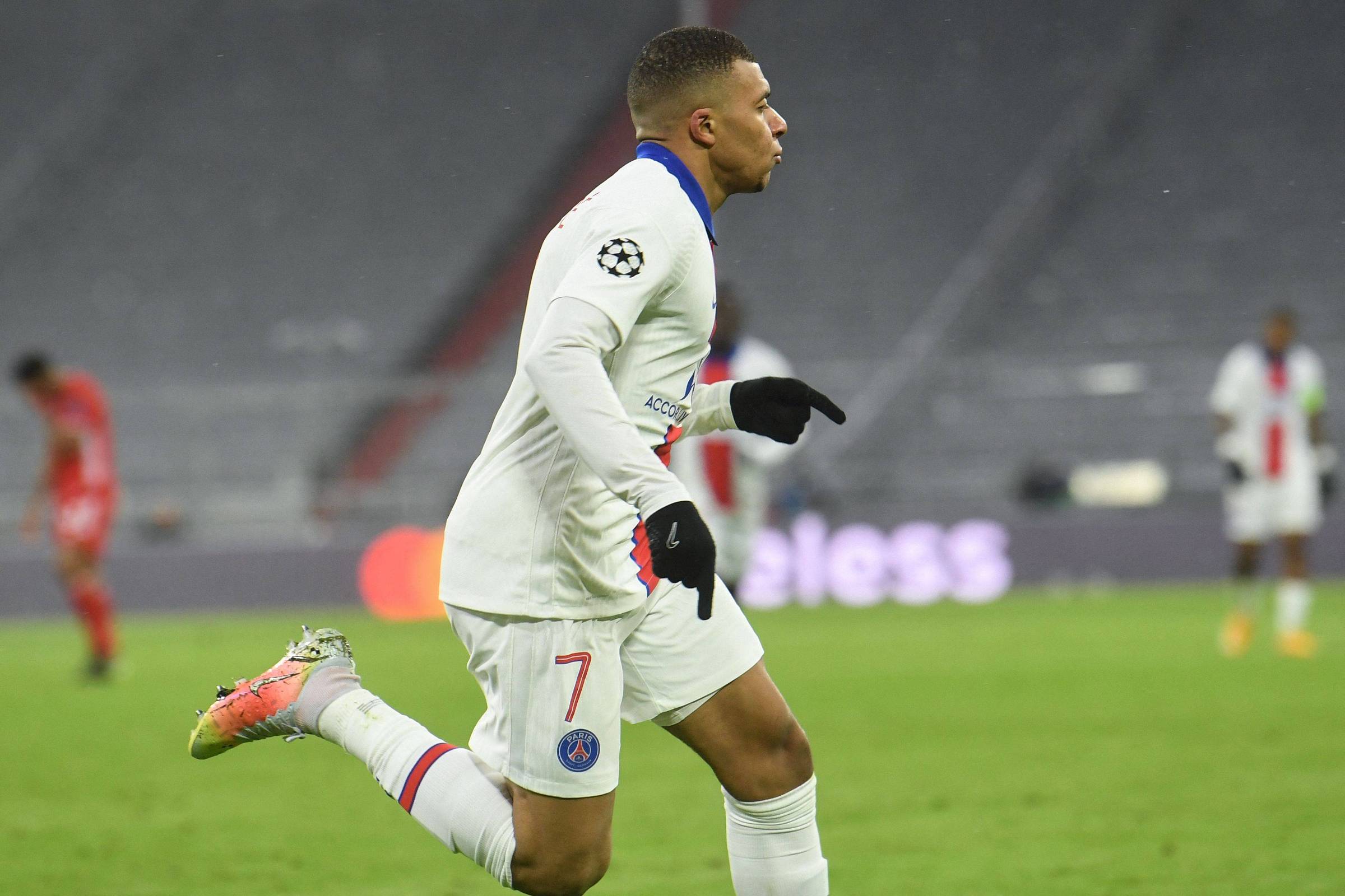 Mbappé e Neymar comandam vitória do PSG sobre o Bayern na