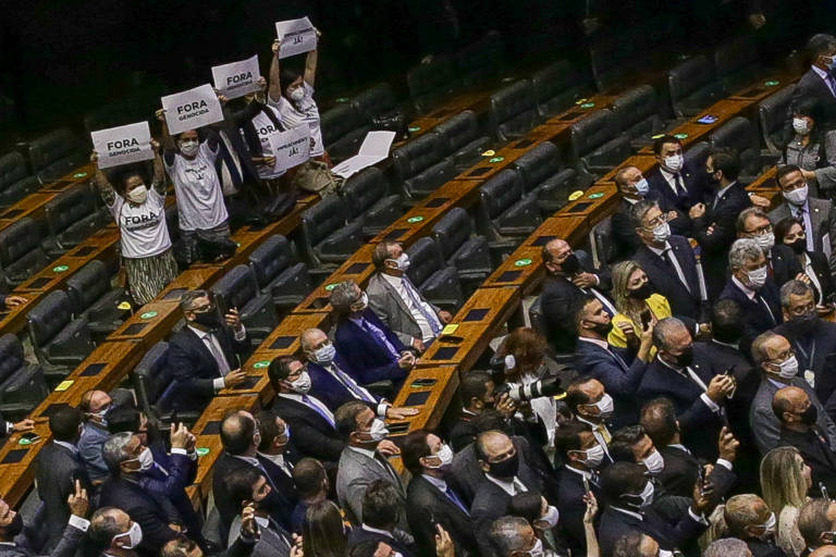 Protesto contra Jair Bolsonaro durante sessão de abertura do ano legislativo na Câmara dos Deputados