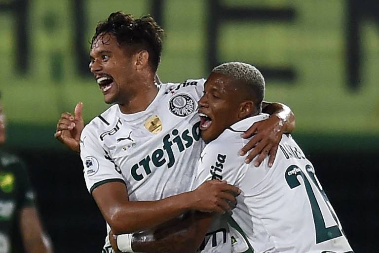 jogadores de branco, Gustavo Scarpa (esq.), autor do gol, e Danilo comemoram o segundo gol do Palmeiras
