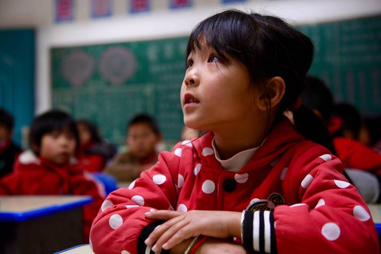 Estudante durante aula em escola primária na província de Fujian, na China