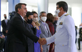 O presidente Jair Bolsonaro cumprimenta militares em cerimônia 
