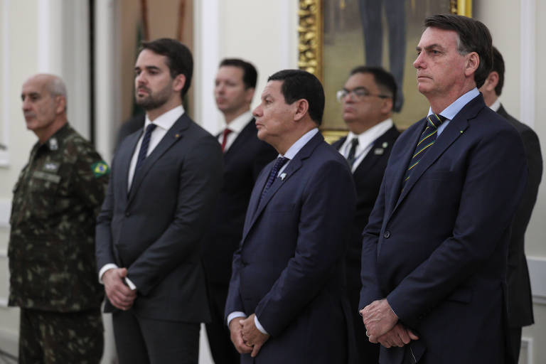 Em evento no Comando Militar do Sul em 2020, presidente Bolsonaro, vice Hamilton Mourão, governador do RS Eduardo Leite e militares participam da cerimônia sem máscara, em oposição as orientações médicas de combate ao coronavírus.