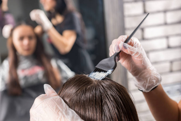 Pintar o cabelo é prejudicial à saúde? Veja o que dizem especialistas