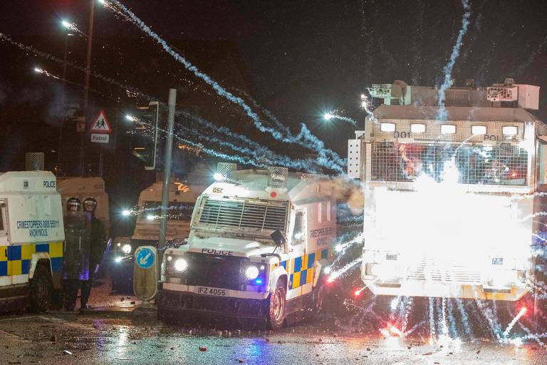 Fogos de artifício explodem contra veículos policiais em confronto com nacionalistas católicos em Belfast