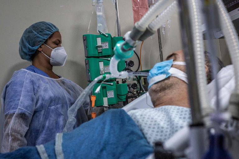 Paciente com Covid-19 em uma Unidade de Terapia Intensiva do Hospital Público Municipal Ronaldo Gazolla, no Rio de Janeiro