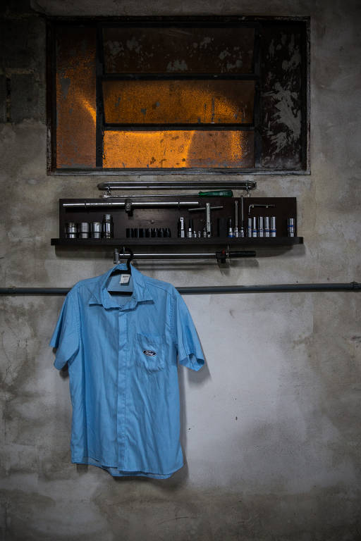 Camisa da Ford do metalúrgico Douglas do Santos, 35 anos, na oficina da sua casa