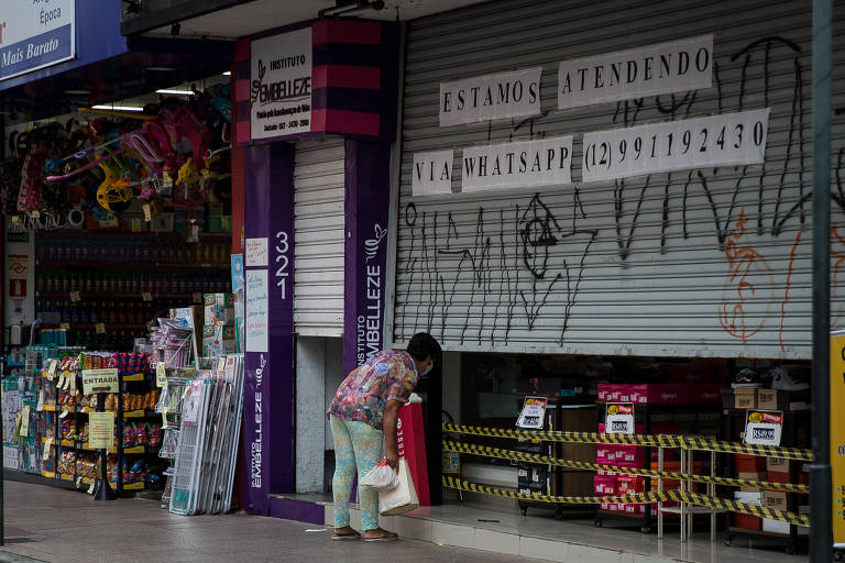 Comercio próximo à Catedral de São Francisco das Chagas no centro de Taubaté (SP)