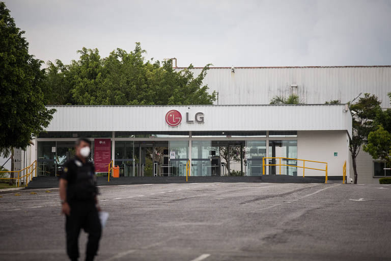 Fábrica da LG em Taubaté; empresa encerra produção de celulares