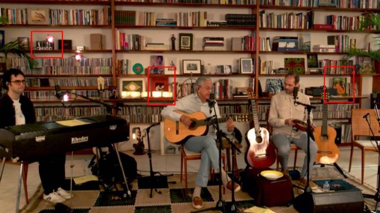 Um dos eventos mais aguardados do período de distanciamento social, a live de Caetano Veloso ficou marcada pela estante do artista, recheada de livros, CDs e referências à cultura brasileira, como obra do colega Chico Buarque, quadros e objetos decorativos