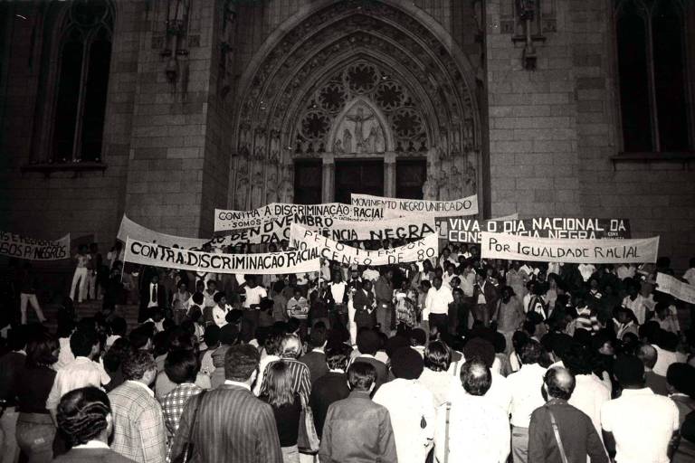 Manifestantes pedem o fim da discriminação racial em marcha do MNU (Movimento Negro Unificado), no centro da capital paulista