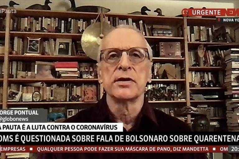 As estantes repletas de livros foram figurinha carimbada nas lives de jornalistas e intelectuais. Jorge Pontual, da Globonews, mistura livros e objetos de decoração e cria uma sala despojada