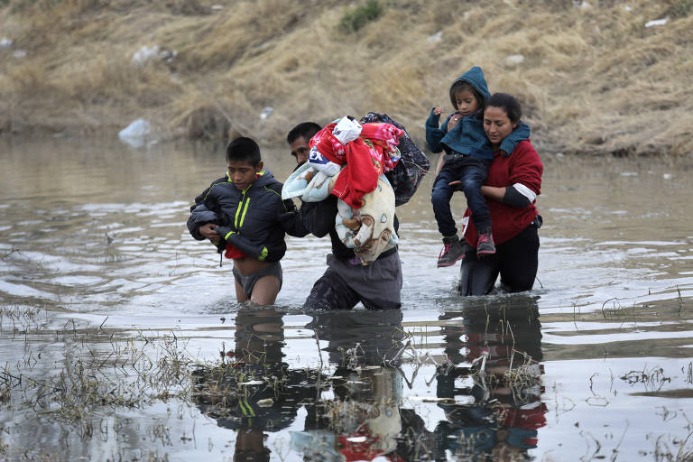 John Moore fotografa migrantes que tentam cruzar fronteira do México com os EUA